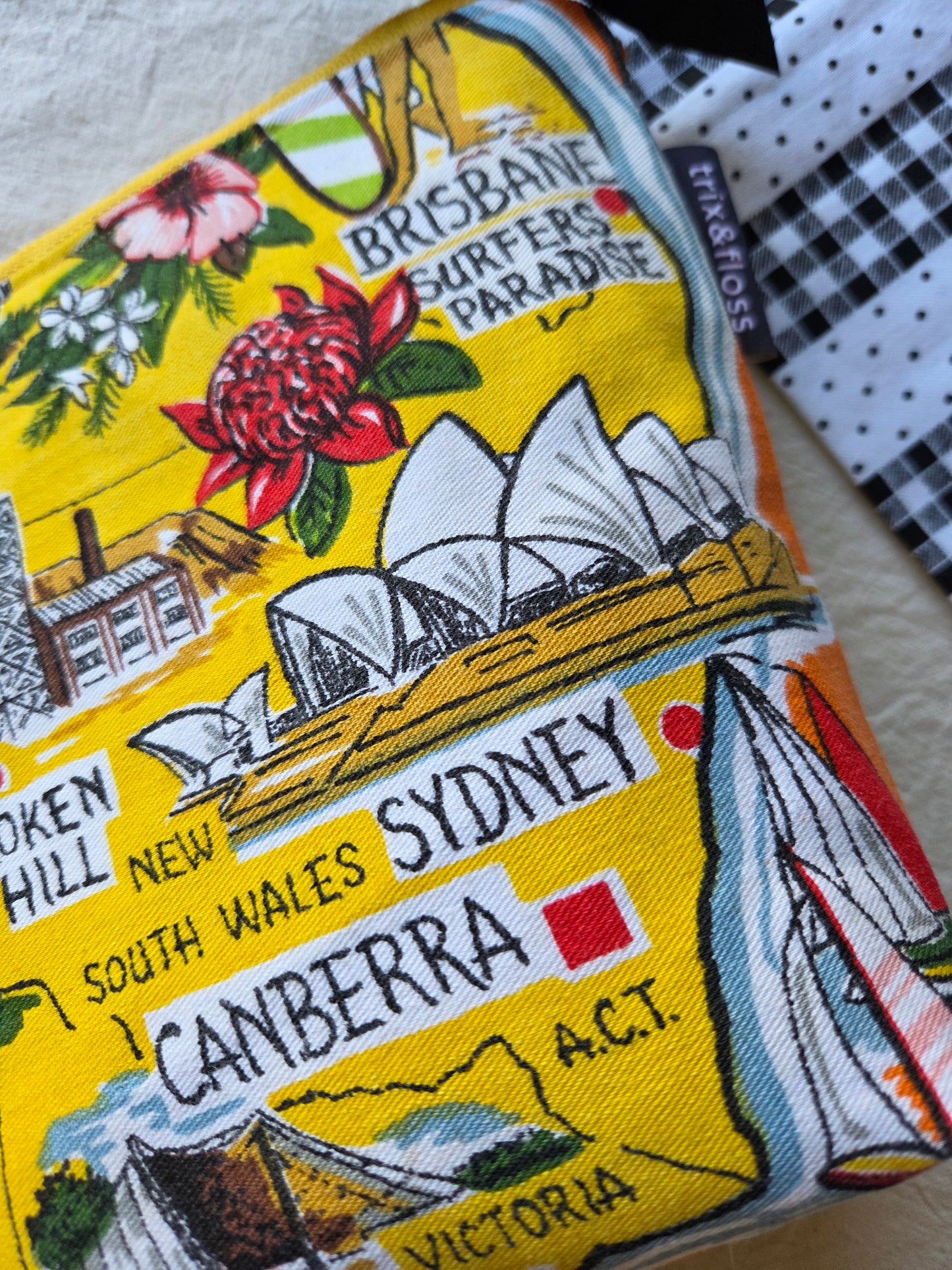 BEAUTY & THE EAST zipper pouch