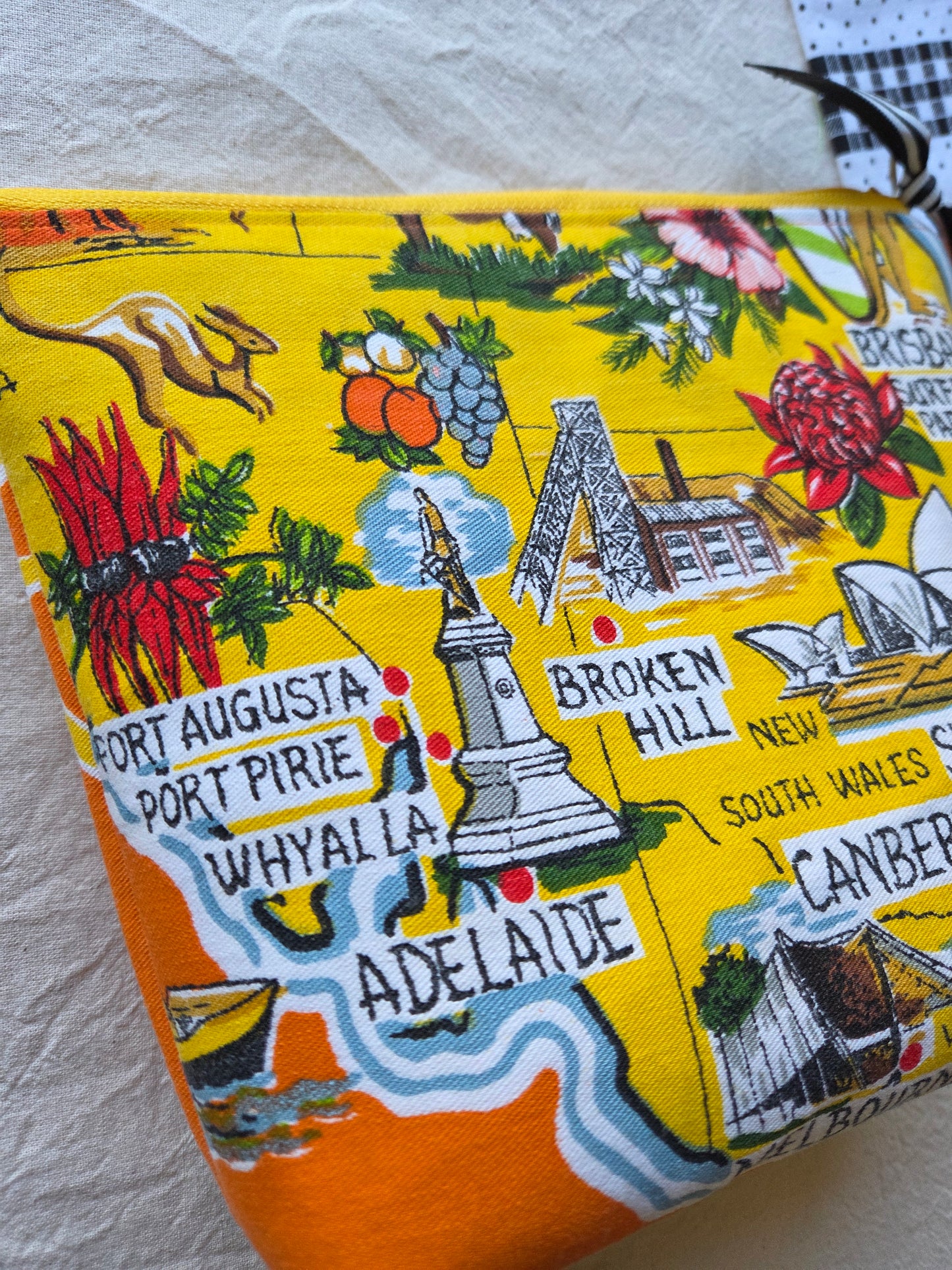 BEAUTY & THE EAST zipper pouch