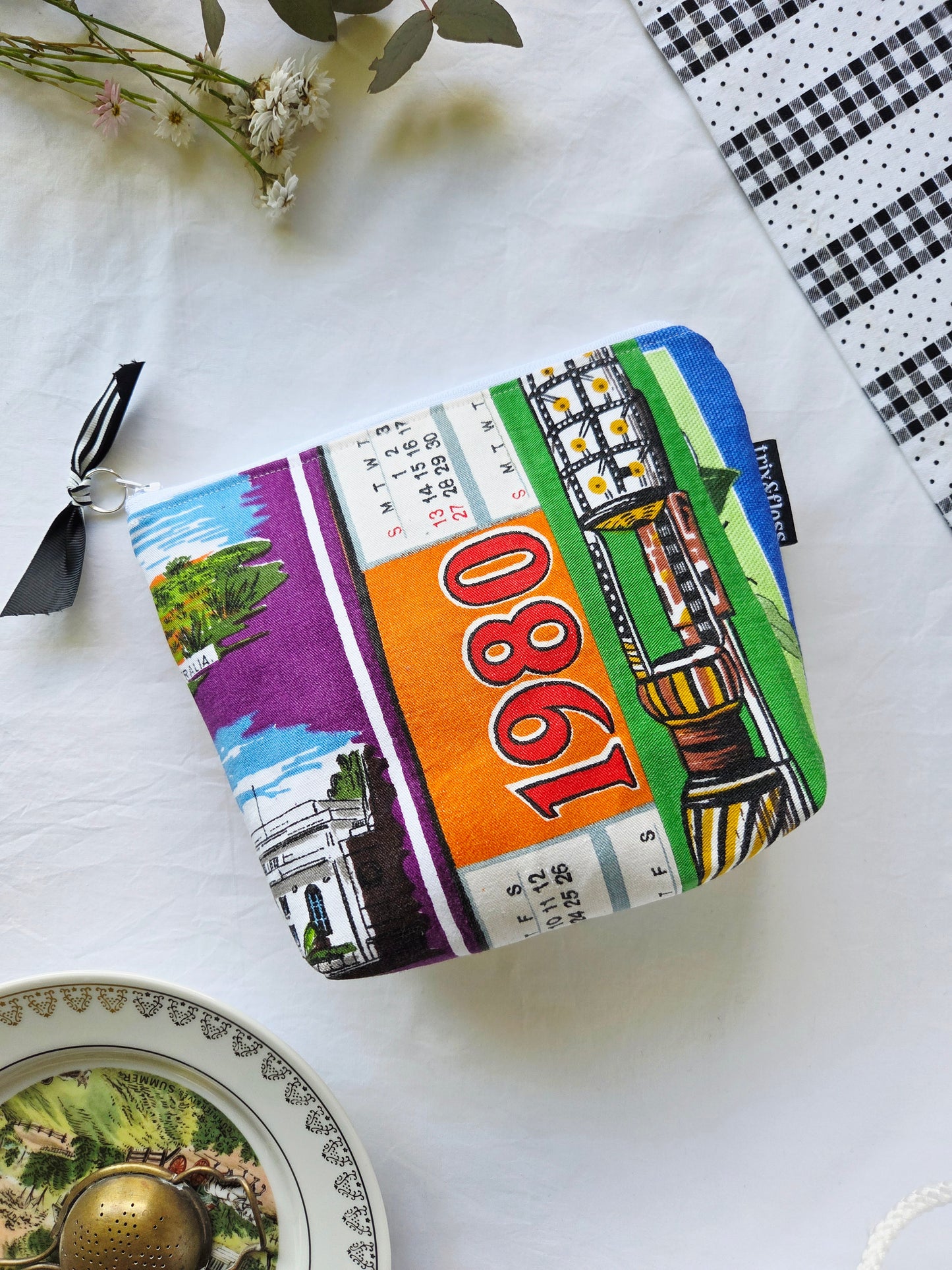 THE EIGHTEAS zipper pouch