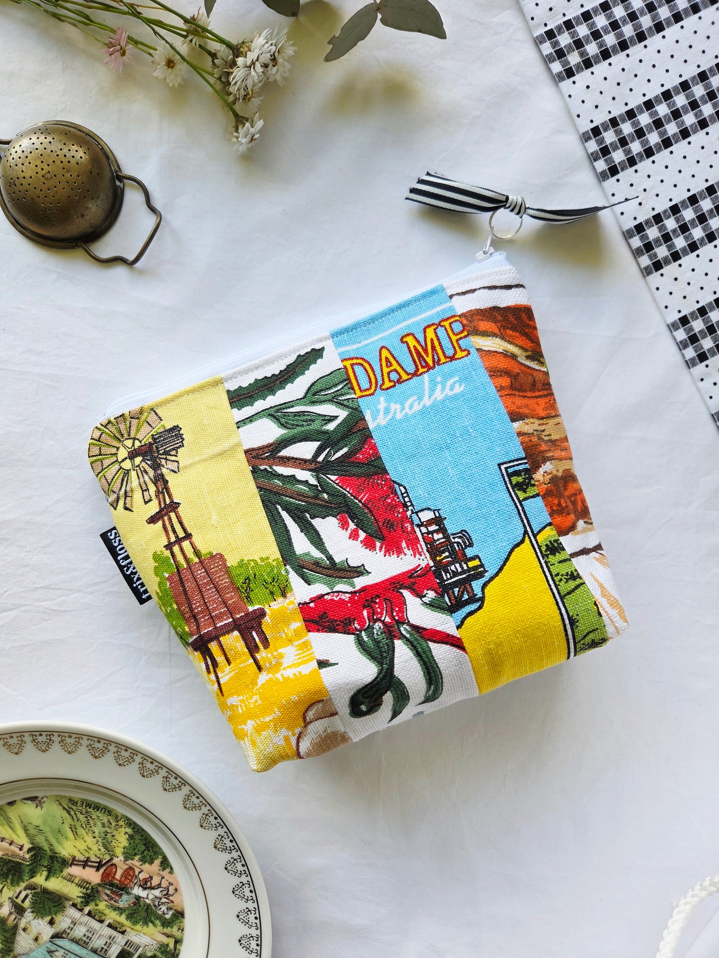 THE EIGHTEAS zipper pouch