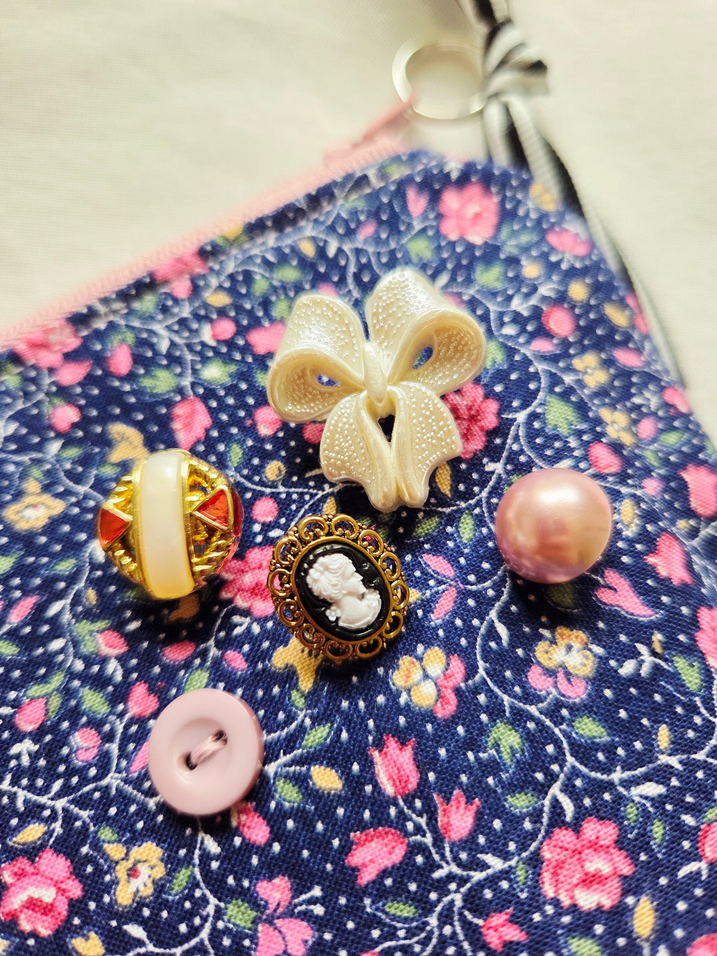 BETTY BUTTONS zipper pouch
