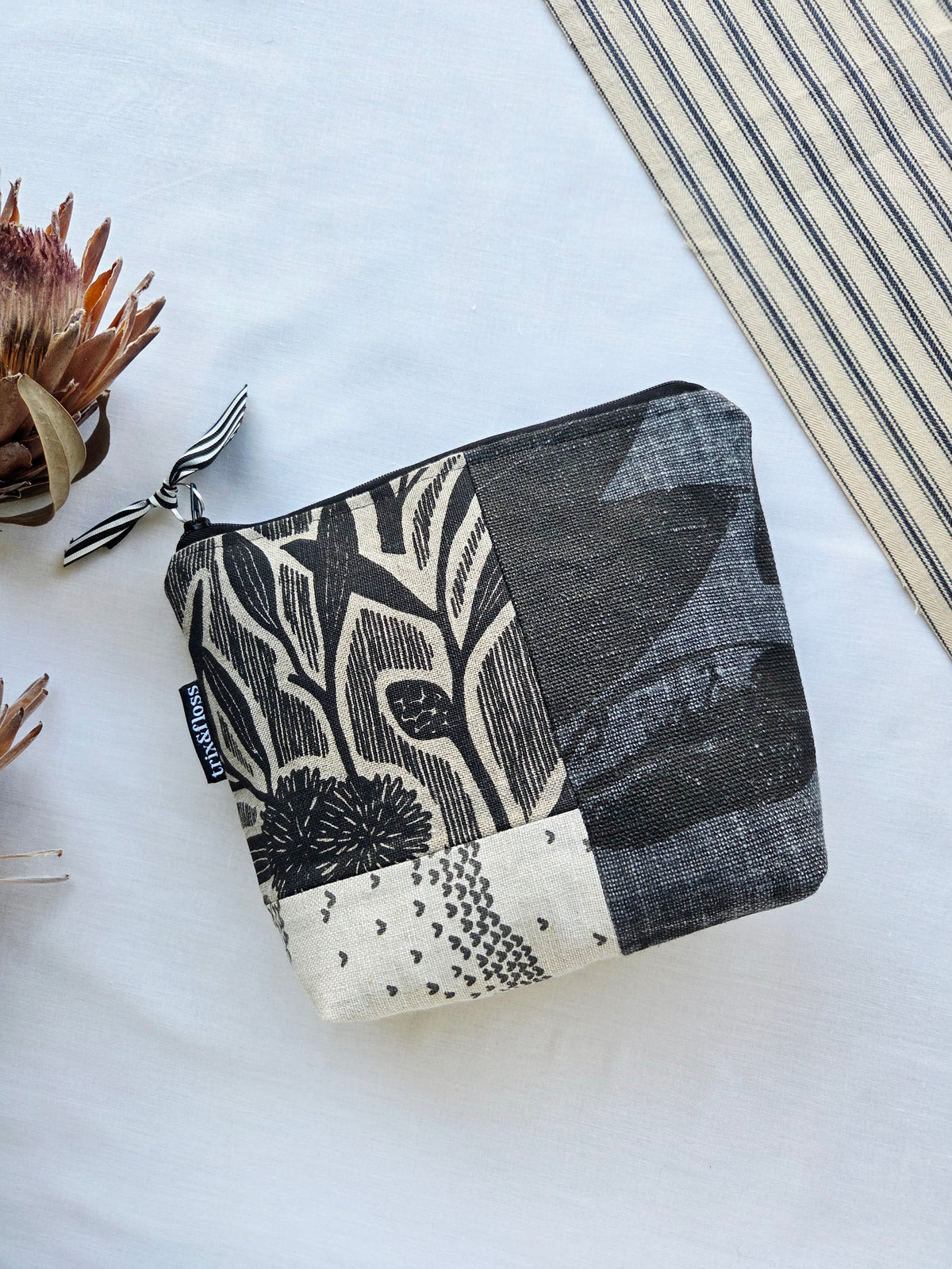 COCKATOO VIEW zipper pouch